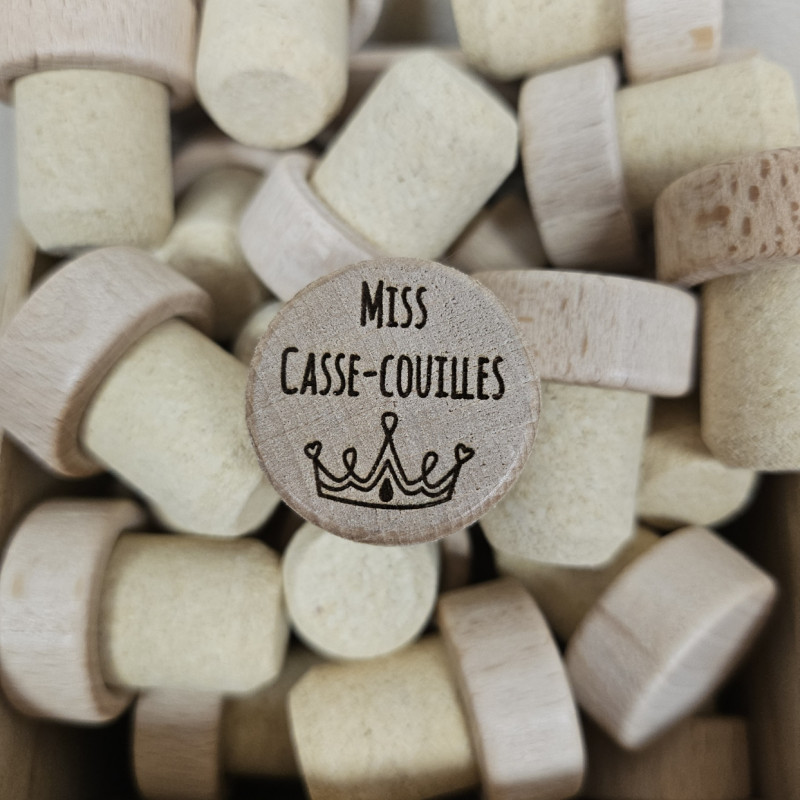 Bouchon de vin gravé "Miss casse-couilles" Bouchon de vin gravé "Miss casse-couilles"
